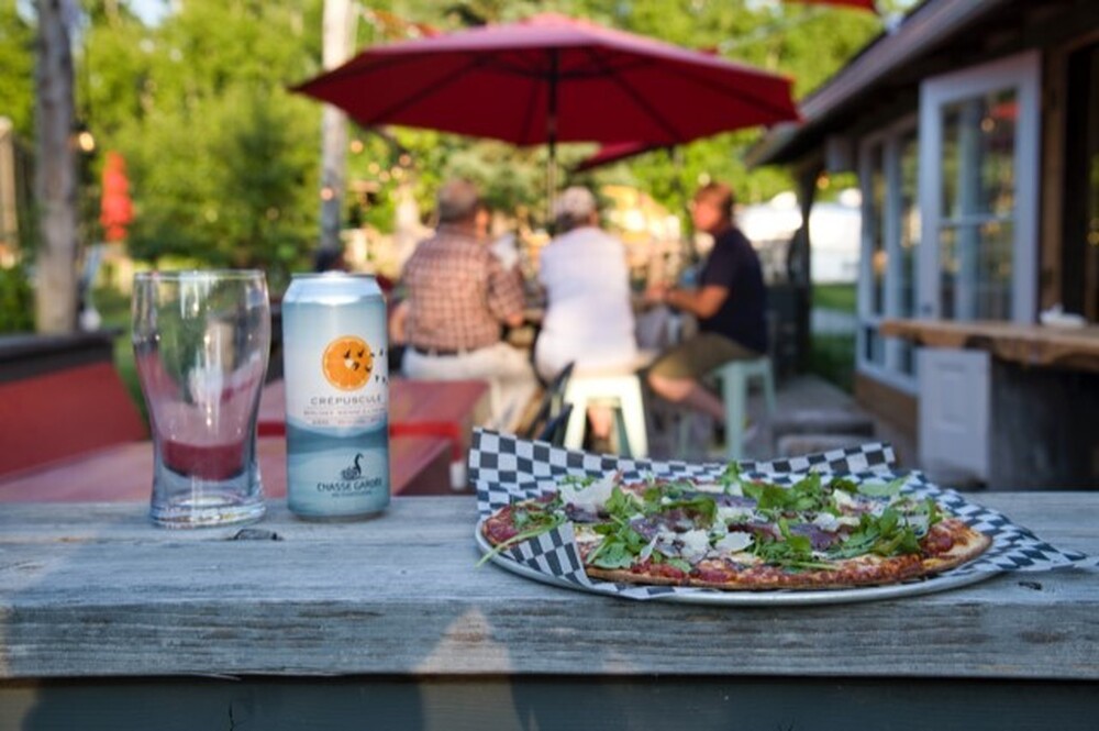 Pizza au jardin - Canopée-Lit